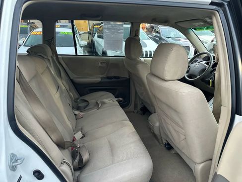 Used 2005 Toyota Highlander 4WD V6 w/ 3rd Row image 12