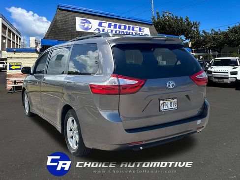 Used 2018 Toyota Sienna LE w/ Carpet Mat Package FWD image 5