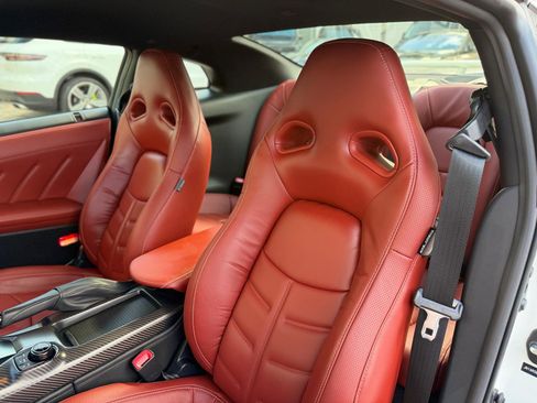 Used 2024 Nissan GT-R Premium w/ Premium Interior Package image 35