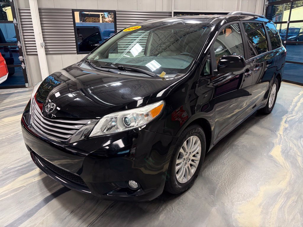 Used 2016 Toyota Sienna XLE w/ XLE Navigation Package FWD image 4
