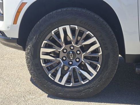 Used 2025 Chevrolet Suburban Z71 w/ Z71 Off-Road Package image 14