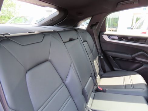 Used 2024 Porsche Cayenne Coupe image 39