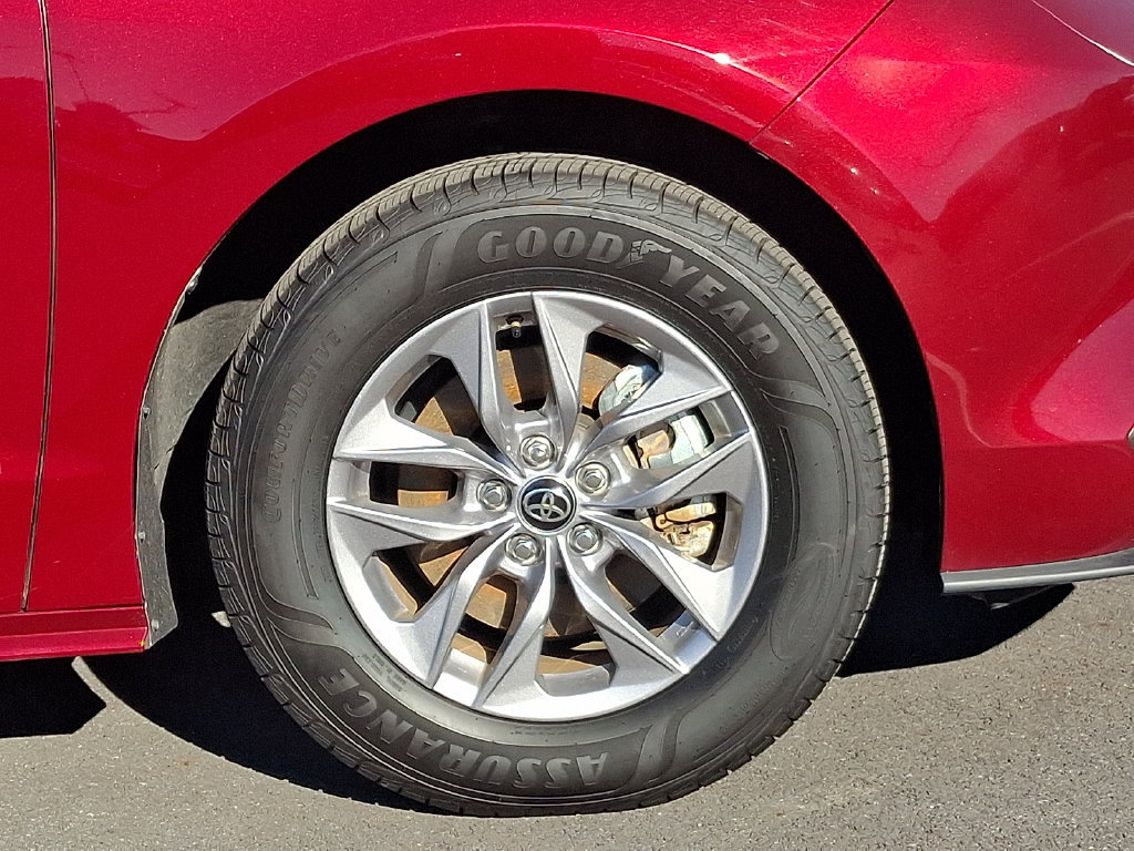 Certified 2026 Toyota Sienna XLE FWD image 13