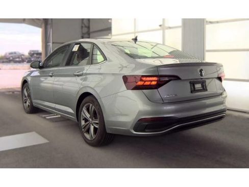 Used 2024 Volkswagen Jetta SE w/ Panoramic Sunroof Package FWD image 4