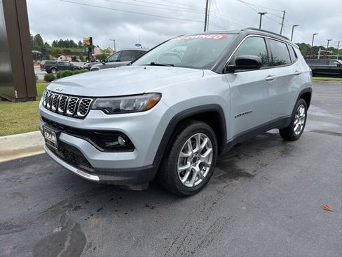 Used 2025 Jeep Compass Limited AWD/4WD image 4