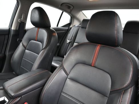 Used 2025 Nissan Sentra SR w/ SR Premium Package FWD image 5