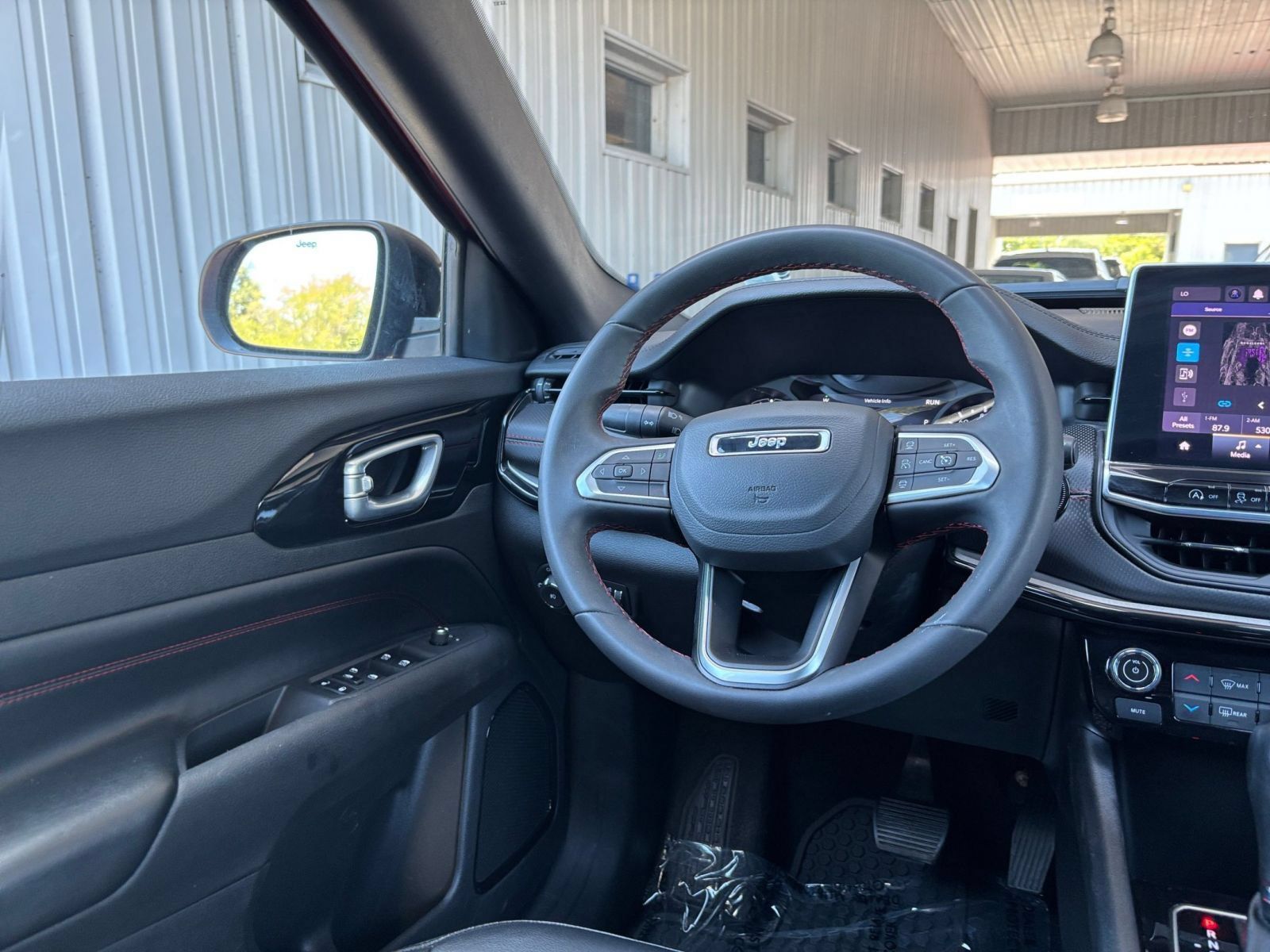 Used 2025 Jeep Compass Trailhawk AWD/4WD image 32