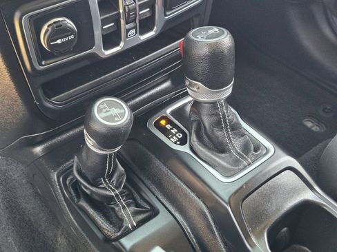 Used 2018 Jeep Wrangler Unlimited Sahara AWD/4WD image 19