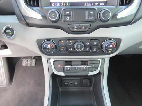 Used 2023 GMC Terrain SLT w/ Infotainment Package II image 26