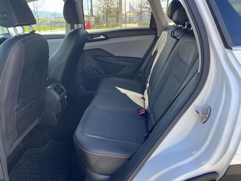 Used 2022 Volkswagen Taos SE image 16