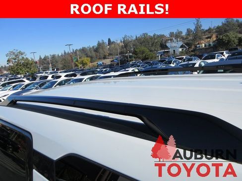 Used 2024 Nissan Pathfinder SV image 9