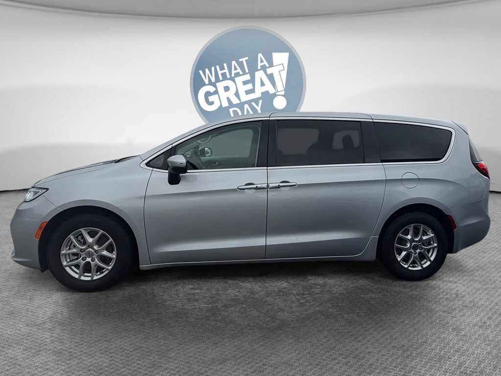 Used 2023 Chrysler Pacifica Touring-L FWD image 7