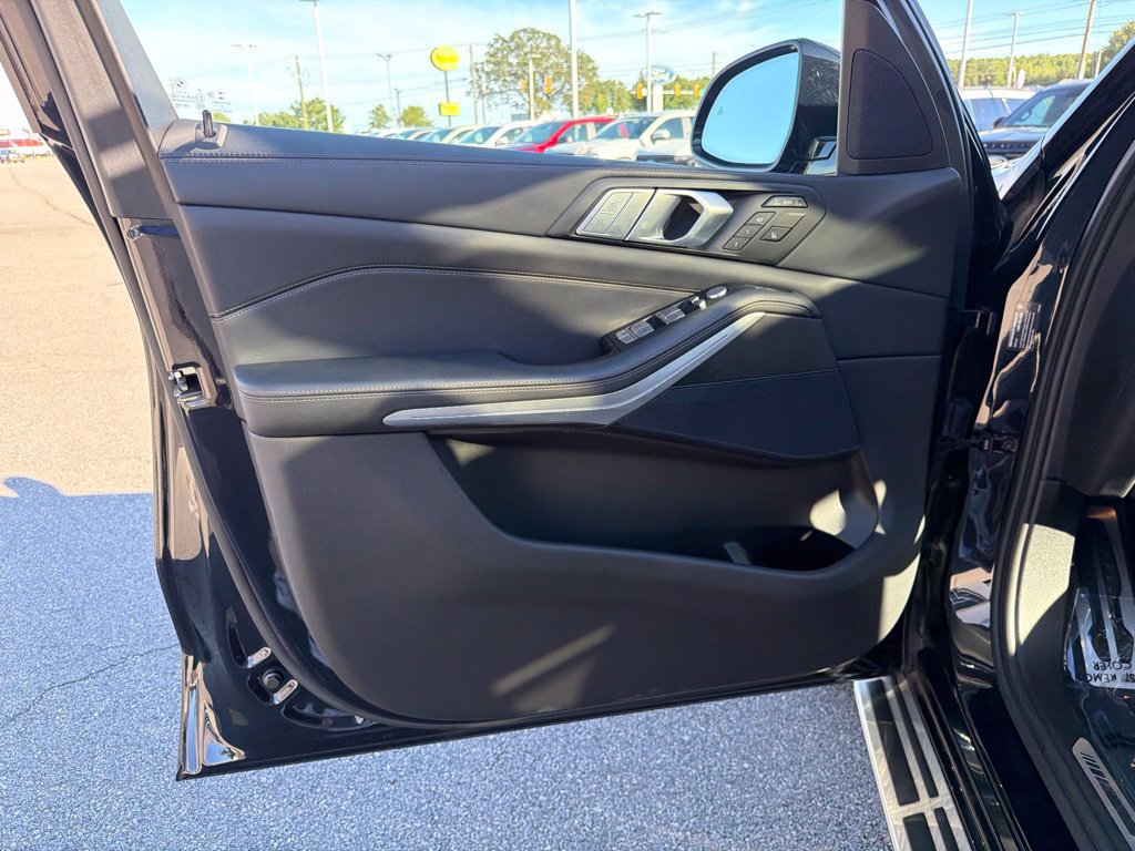 Used 2022 BMW X7 xDrive40i w/ M Sport Package AWD/4WD image 13