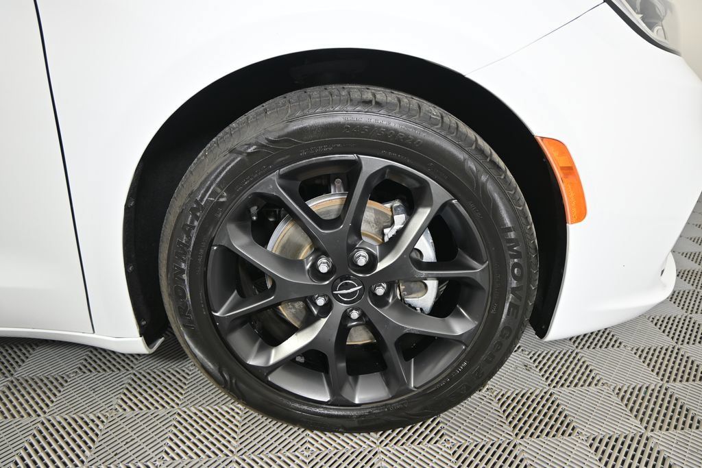 Used 2025 Chrysler Pacifica Limited FWD image 11