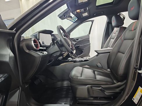 Certified 2025 Chevrolet Trax RS w/ Sunroof Package image 18