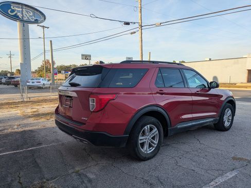 Used 2022 Ford Explorer XLT w/ Equipment Group 202A image 4