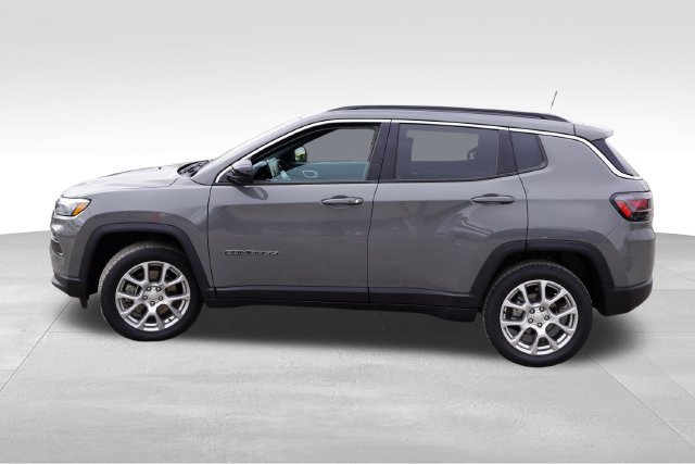 Used 2023 Jeep Compass Latitude w/ Sun and Sound Group AWD/4WD image 9