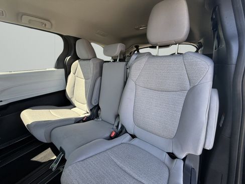 Used 2025 Toyota Sienna LE FWD image 25