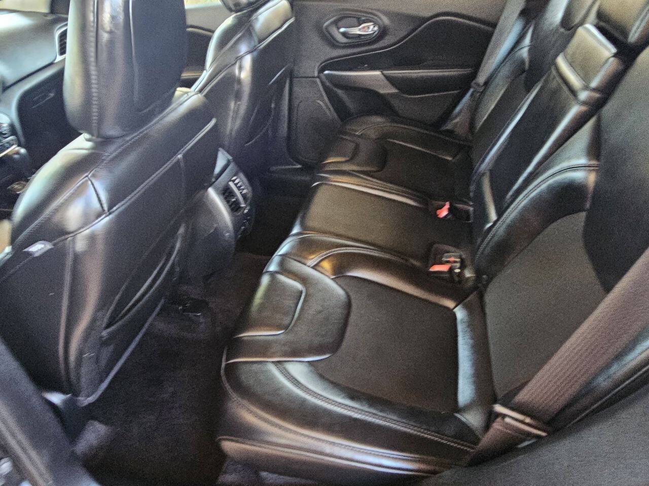 Used 2019 Jeep Cherokee Latitude Plus w/ Comfort/Convenience Group FWD image 9
