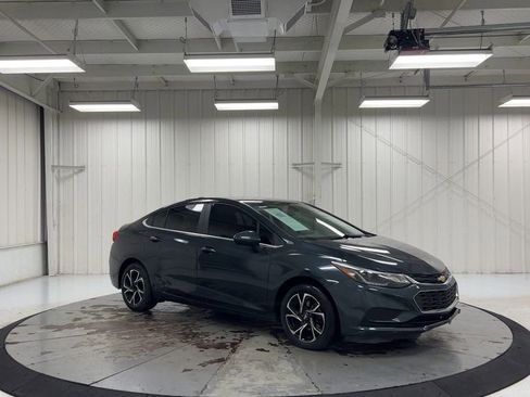 Used 2018 Chevrolet Cruze LT FWD image 2