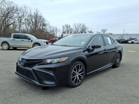 Certified 2023 Toyota Camry SE image 3