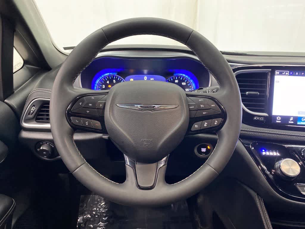Used 2025 Chrysler Pacifica Limited FWD image 18