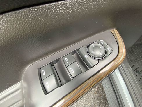 Used 2022 GMC Acadia SLE image 22