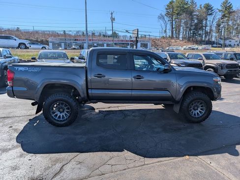 Used 2017 Toyota Tacoma TRD Sport image 9