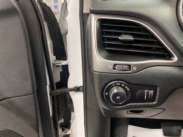 Used 2019 Jeep Cherokee Latitude FWD image 15
