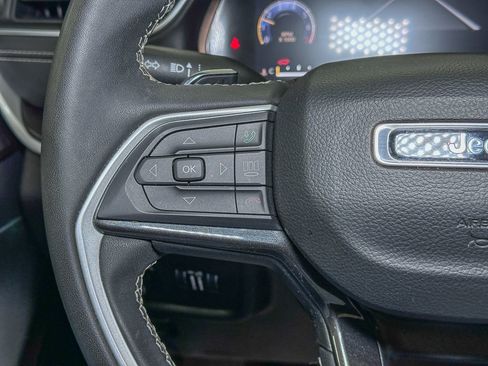 Used 2023 Jeep Grand Cherokee Laredo image 33