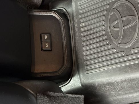 Used 2023 Toyota Highlander XLE FWD image 13