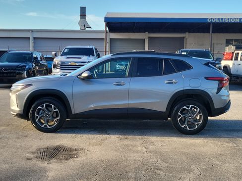 Used 2025 Chevrolet Trax LT FWD image 6