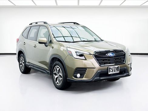 Used 2023 Subaru Forester Premium image 3
