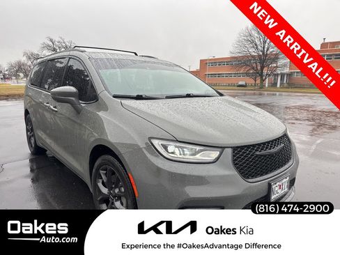 Used 2021 Chrysler Pacifica Touring-L w/ Uconnect Theater Family Group image 1