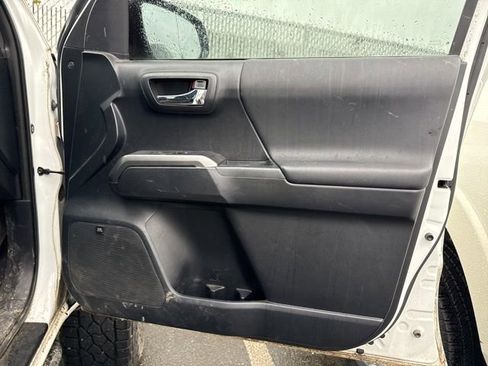 Used 2019 Toyota Tacoma TRD Off-Road image 16