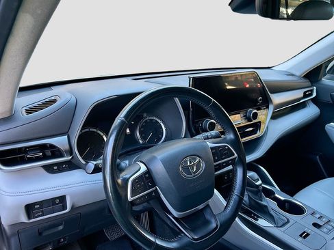 Used 2024 Toyota Highlander XLE image 7