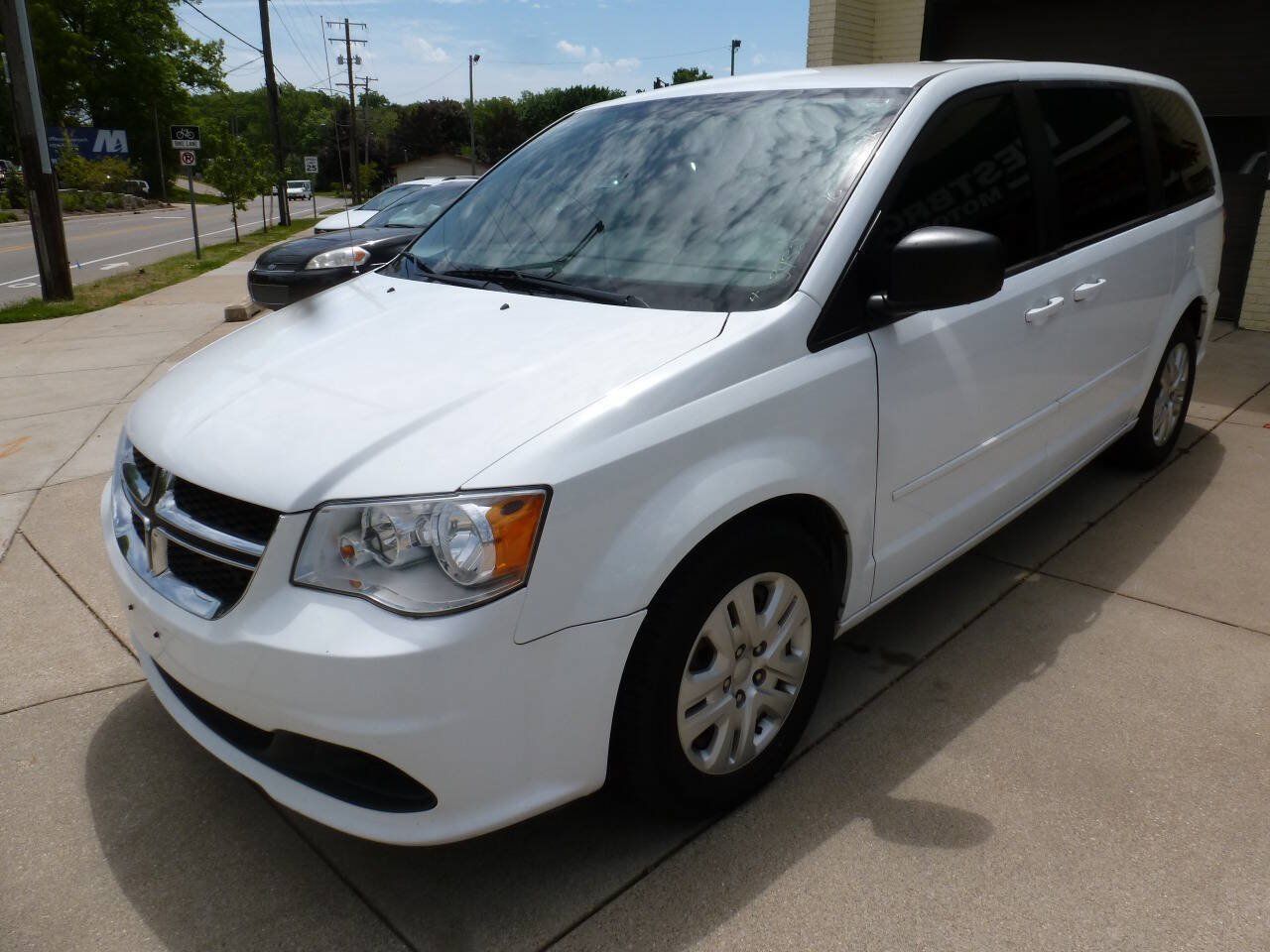 Used 2016 Dodge Grand Caravan SE w/ Quick Order Package 29E SE FWD image 3