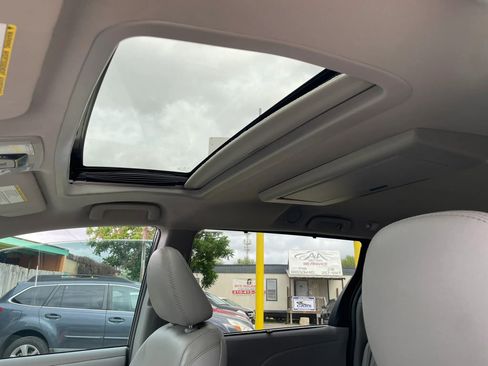 Used 2017 Toyota Sienna XLE Premium FWD image 15