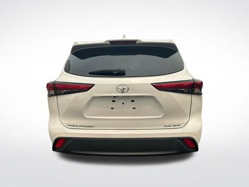 Used 2023 Toyota Highlander XLE AWD/4WD image 4