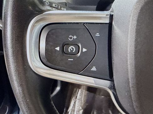 Used 2021 Volvo XC40 T5 Momentum w/ Premium Package image 14