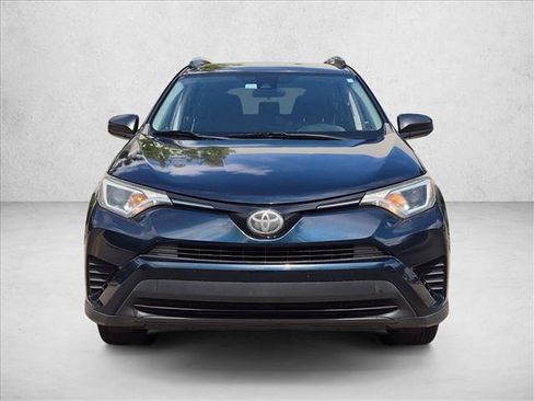 Used 2018 Toyota RAV4 LE FWD image 2