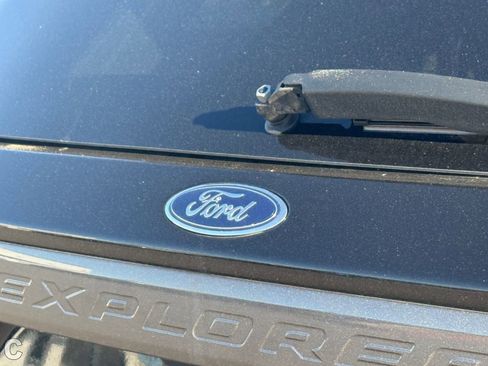 Used 2021 Ford Explorer XLT w/ Equipment Group 202A image 9