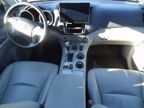 Used 2013 Toyota Highlander SE image 25