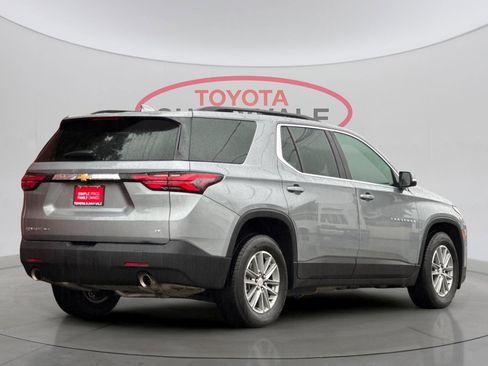 Used 2023 Chevrolet Traverse LT image 3