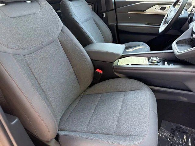 Used 2025 Ford Explorer Active AWD/4WD image 19