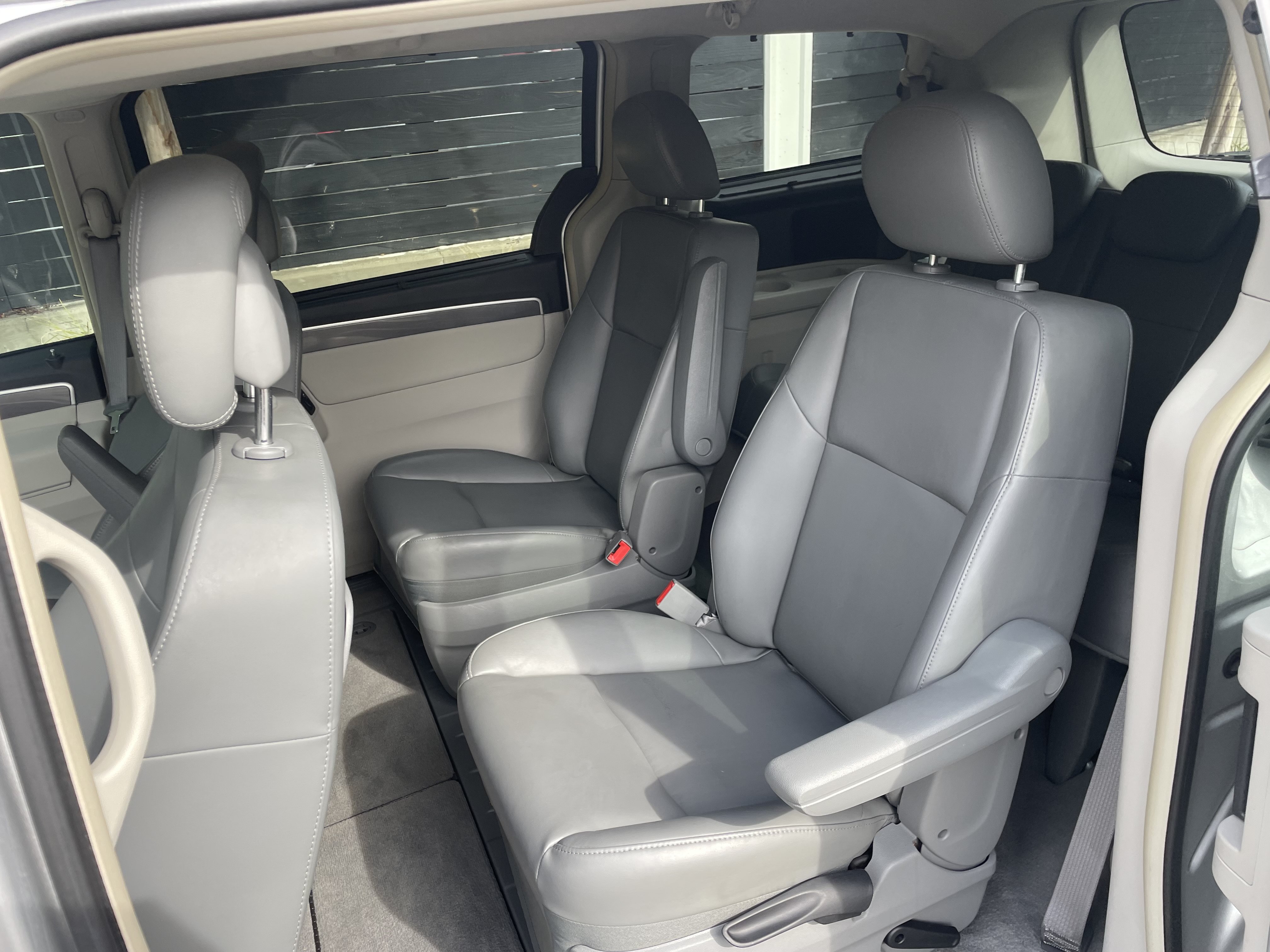 Used 2010 Volkswagen Routan SE FWD image 14