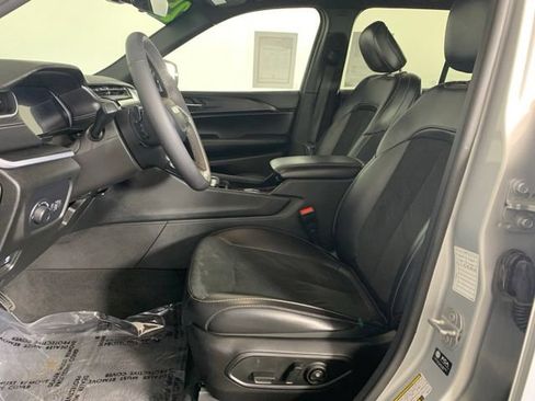 Used 2025 Jeep Grand Cherokee Altitude AWD/4WD image 19