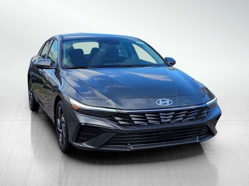 New 2025 Hyundai Elantra Limited FWD image 3