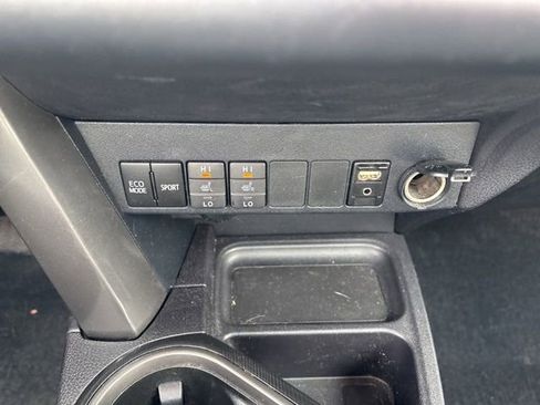 Used 2017 Toyota RAV4 SE image 31