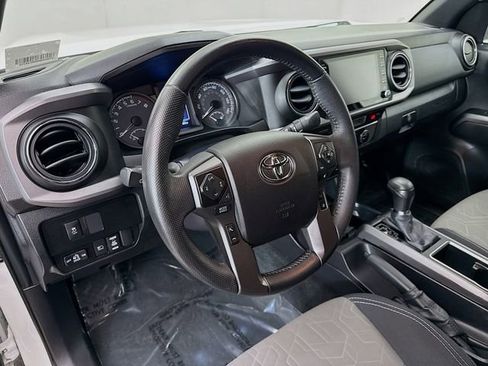 Used 2022 Toyota Tacoma TRD Off-Road image 9